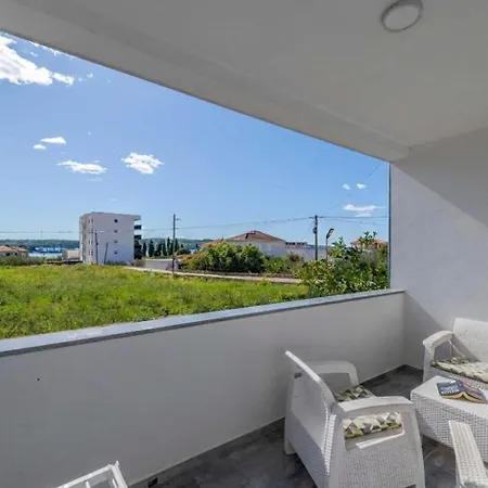 Felicita With Heated Pool Villa