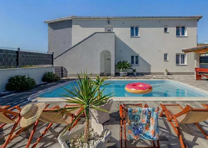 Felicita With Heated Pool Трогір