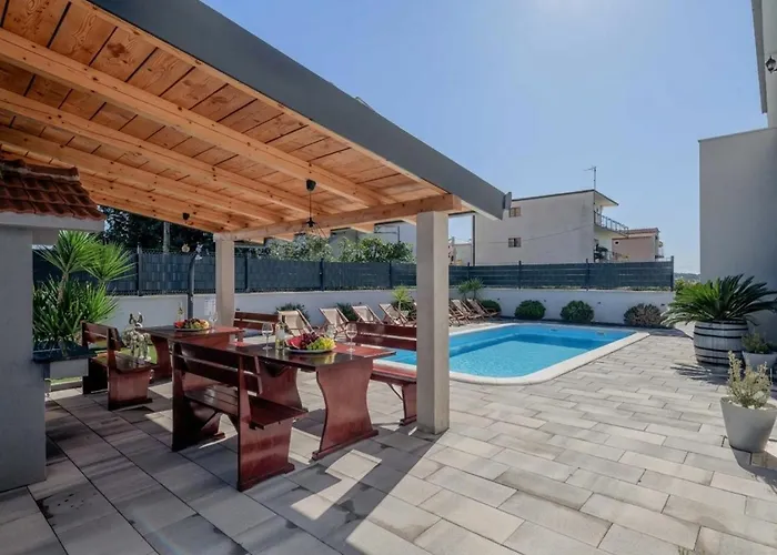 Felicita With Heated Pool Вілла Трогір