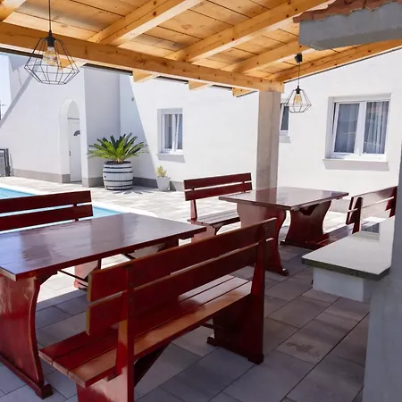 Felicita Βίλα Τρογκίρ