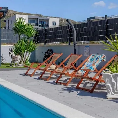 Felicita With Heated Pool Трогир