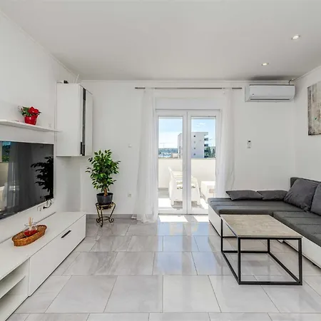 Felicita With Heated Pool Villa *