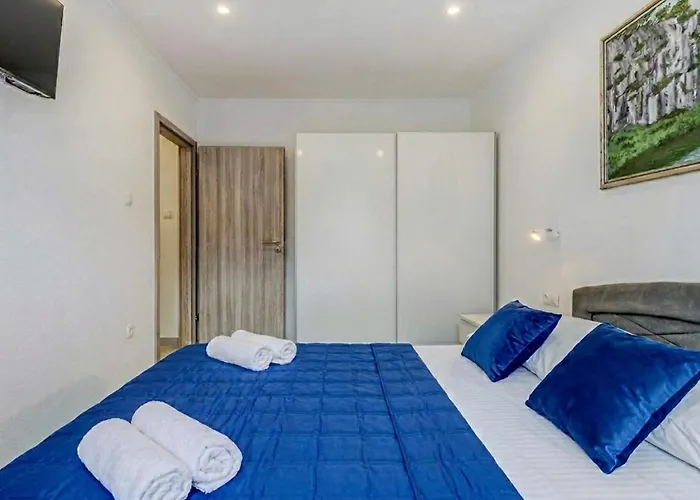 Felicita With Heated Pool Villa *